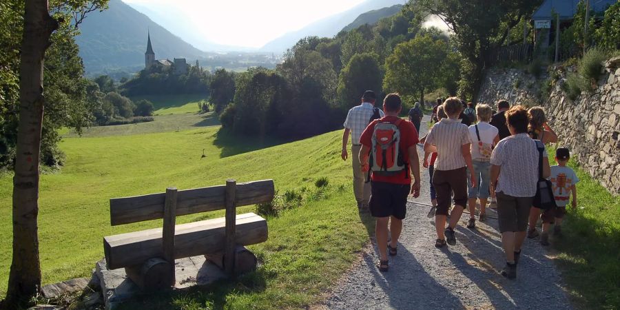 Gemeinsam in der Gruppe auf Schatzsuche in Raron