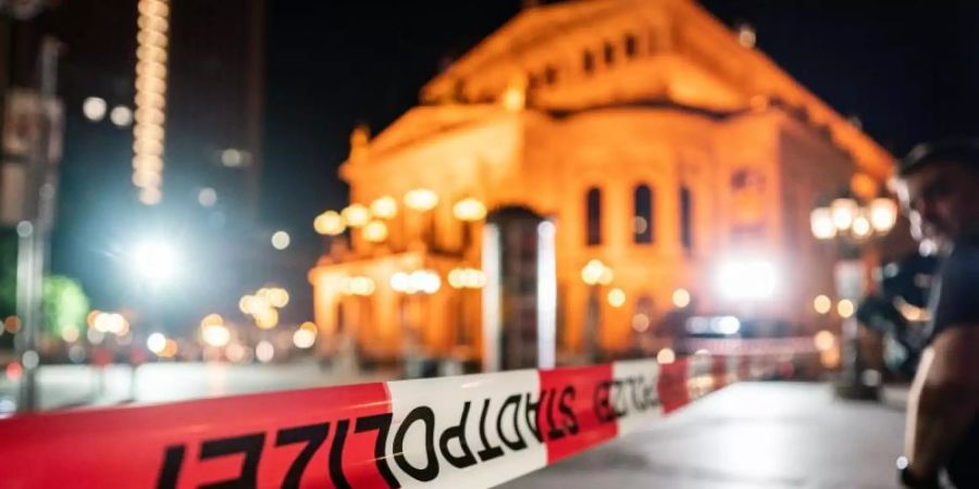 Mit Flatterband abgesperrt und menschenleer ist der Platz vor der Alten Oper. Foto: Frank Rumpenhorst/dpa