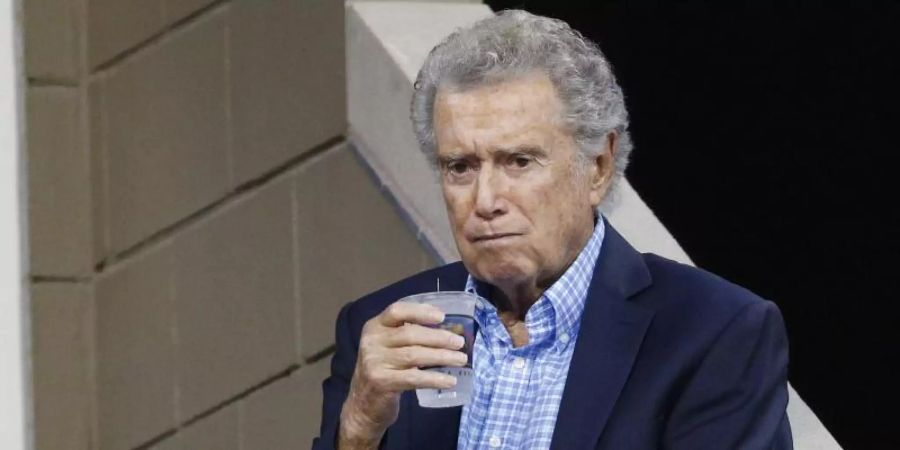 Der beliebte US-Moderator Regis Philbin ist im Alter von 88 Jahren gestorben. Foto: Andrew Gombert/EPA/dpa