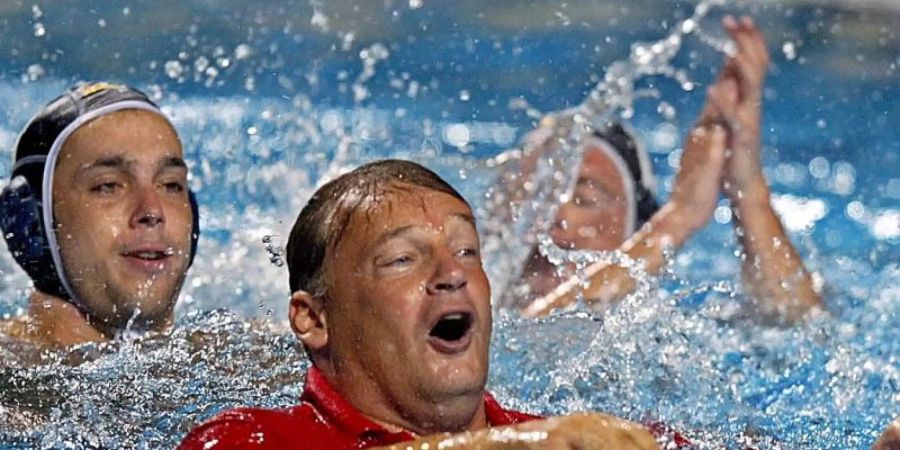 Wird am 12. Juni 60: Bundestrainer Hagen Stamm jubelt mit seinen Spielern nach einem Sieg im Wasser. Foto: epa Koca Sulejmanovic/epa/dpa