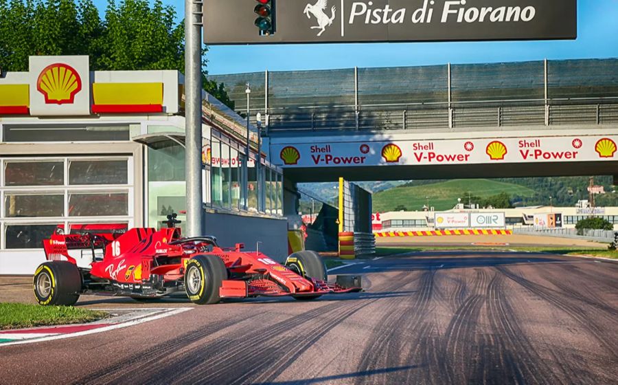 Charles Leclerc steuert den Ferrari SF1000 auf die Ferrari-eigene Teststrecke Fiorano.