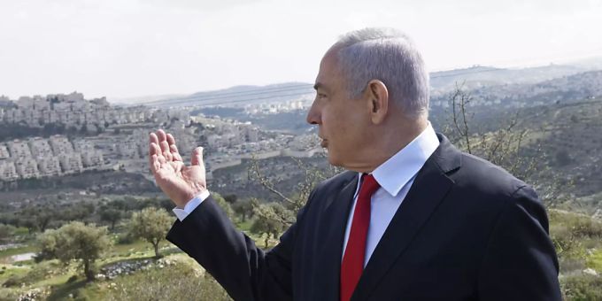 ARCHIV - Der israelische Ministerpräsident Benjamin Netanjahu das Gebiet, in dem in der ostjerusalemischen Siedlung Har Homa ein neues Stadtviertel gebaut werden soll. Foto: Debbie Hill/Pool UPI/dpa ARCHIV - Der israelische Ministerpräsident Benjamin Netanjahu das Gebiet, in dem in der ostjerusalemischen Siedlung Har Homa ein neues Stadtviertel gebaut werden soll. Foto: Debbie Hill/Pool UPI/dpa