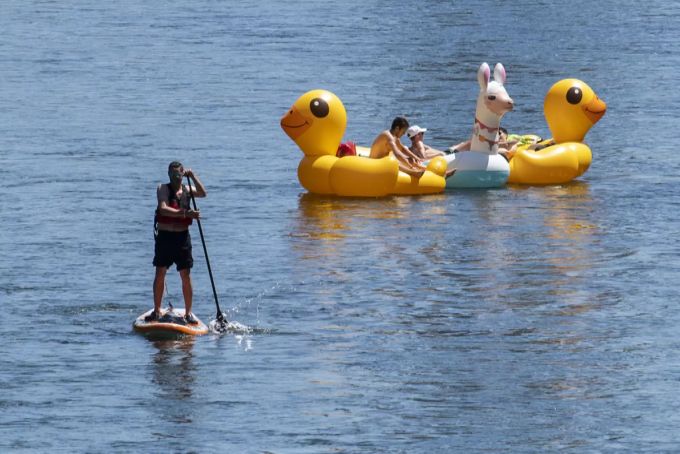 Mehrere Personen geniessen das schöne Wetter auf der Zürcher Limmat. limmat