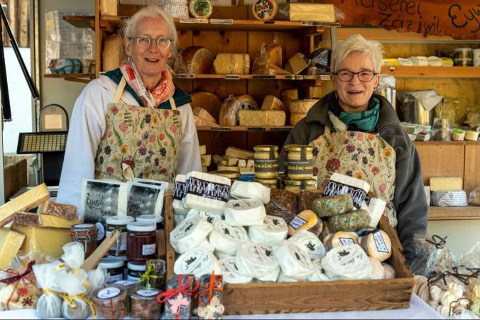 Dora (l) und Rösi (r) am Stand der Käserei Eyweid Zäziwil