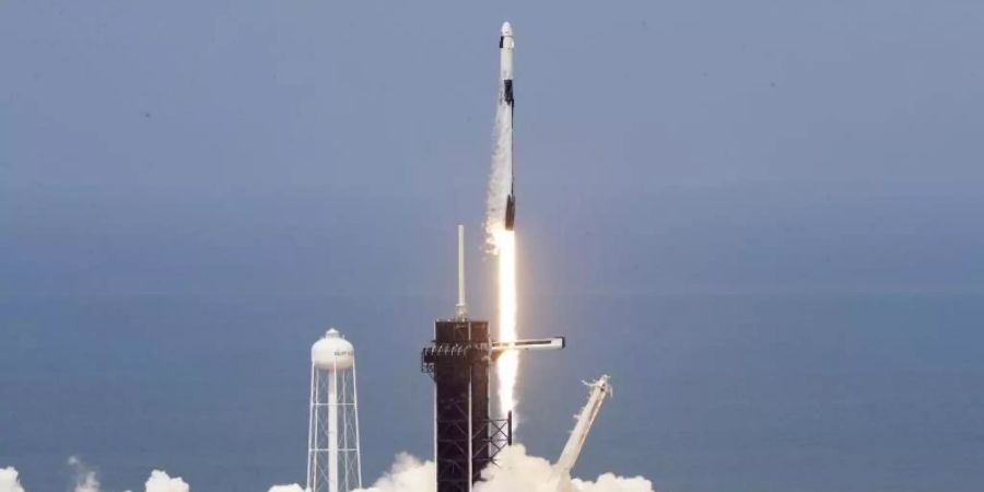 Die SpaceX «Falcon 9»-Rakete mit den NASA-Astronauten Robert Behnken und Douglas Hurley in der Besatzungskapsel hebt von der Startrampe 39-A im Kennedy Space Center ab. Foto: Chris O'meara/AP/dpa