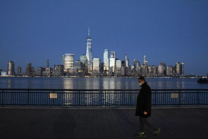 Ein Mann läuft vor der Skyline New Yorks vorbei. Virus Outbreak New Jersey
