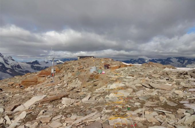 Ein Blockgletscher wird im Rahmen von PERMOS vermessen. Der Permafrost in den Schweizer Alpen wird wärmer. An allen 15 Standorten sei die in Bohrlöchern gemessene Temperatur gestiegen, teilten Wissenschaftler des Schweizer Permafrostmessnetzes Permos am Dienstag mit. Foto: Cecile Pellet Permafrost in der Schweiz wird wärmer