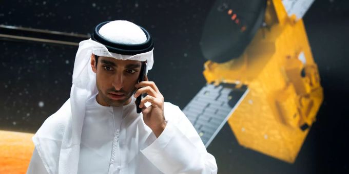 Omran Scharaf, Projektmanager der ersten Mission der Vereinigten Arabischen Emirate zum Mars, steht im Mohammed bin Rashid Space Centre und telefoniert mit dem Handy. mars mission