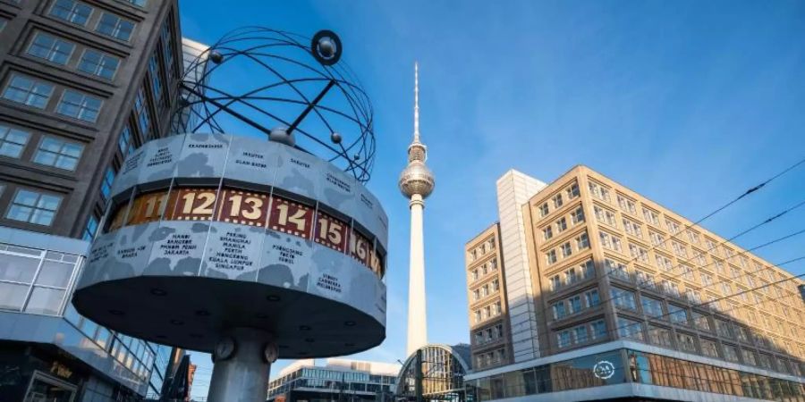 Mitte April in Berlin: Der Alexanderplatz ist fast menschenleer. Foto: Christophe Gateau/dpa