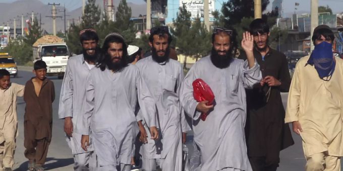Afghanische Taliban-Gefangene, die aus dem Bagram-Gefängnis entlassen wurden, gehen eine Strasse entlang. Foto: Rahmat Gul/AP/dpa Afghanische Taliban-Gefangene, die aus dem Bagram-Gefängnis entlassen wurden, gehen eine Strasse entlang. Foto: Rahmat Gul/AP/dpa