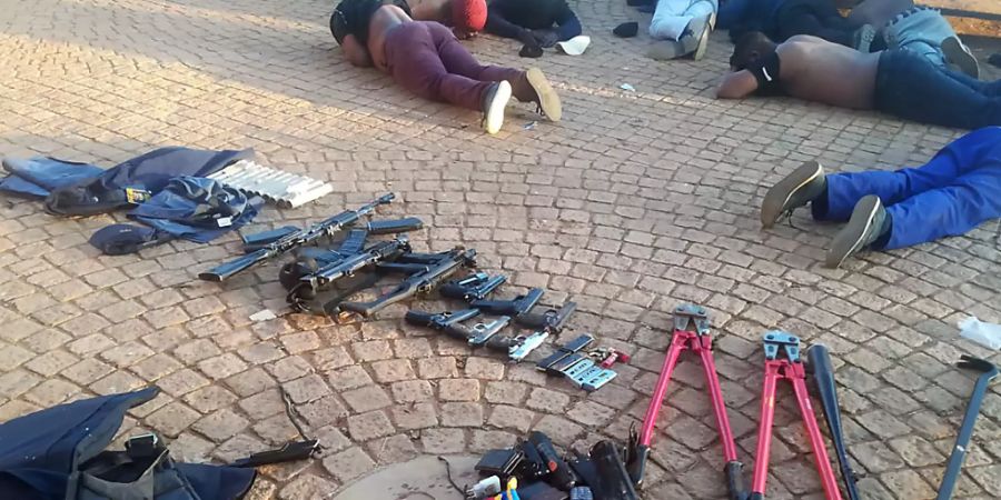 MIndestens fünf Tote und mehrere Verletzte: Beschlagnahmte Waffen und verhaftete Verdächtige vor der Kirche in Zuurbekom im Westen von Johannesburg. (Polizeifoto)