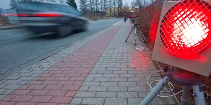 Ein Auto rast durch einen Radar. (Symbolbild) Radar