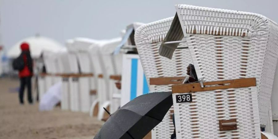 Regen statt Sonne: An den deutschen Küsten müssen sich Urlauber auf wechselhaftes Wetter einstellen. Foto: Bernd Wüstneck/dpa-Zentralbild/dpa