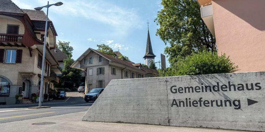 Gemeindehaus Anlieferung mit Kirchturm von Köniz.