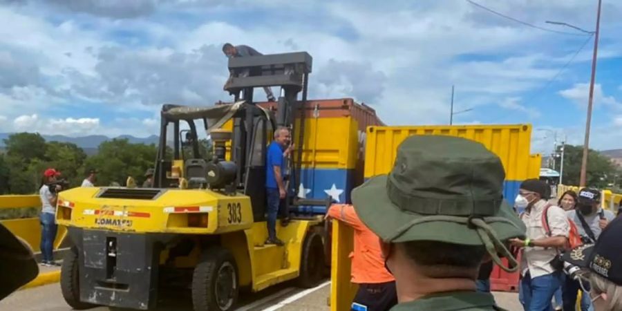 Soldaten entfernen Barrieren an venezolanischer Grenze