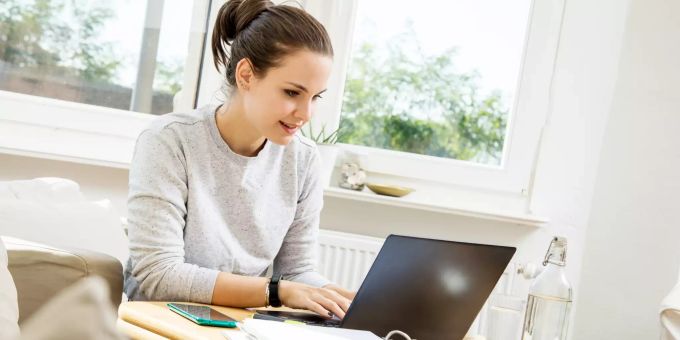 Oft haben Beschäftigte es selbst in der Hand, mit kleinen Anpassungen ihren Arbeitsalltag besser zu machen. Frau am Laptop bei der Arbeit