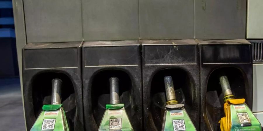 Zapfpistolen für die Kraftstoffe Benzin Super E10, Benzin Super E5, Diesel und excellium Diesel hängen an einer Zapfsäule an einer Tankstelle in Berlin. Foto: Carsten Koall/dpa