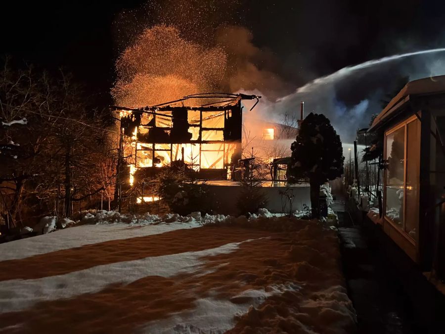 Bei dem Grossbrand in St. Josefen SG standen rund 200 Feuerwehrleute im Einsatz.