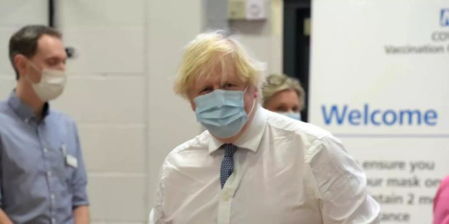 Premierminister Boris Johnson beim Besuch des Stow Health Vaccination Centre in London. Foto: Jeremy Selwyn/Evening Standard/PA Wire/dpa