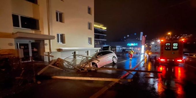 Der Verunfallte wurde vom Rettungsdienst in Spitalpflege gebracht. Unfall