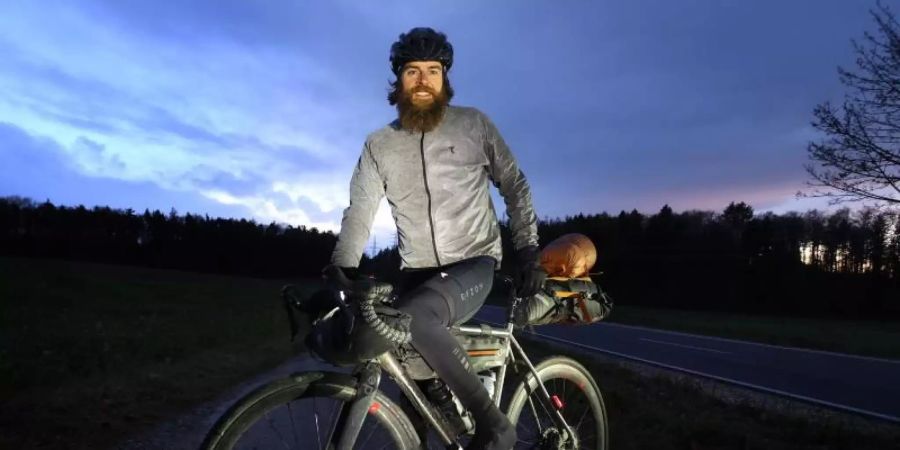 Extremsportler Jonas Deichmann nach seiner Grenzüberfahrt aus der Schweiz. Foto: Karl-Josef Hildenbrand/dpa