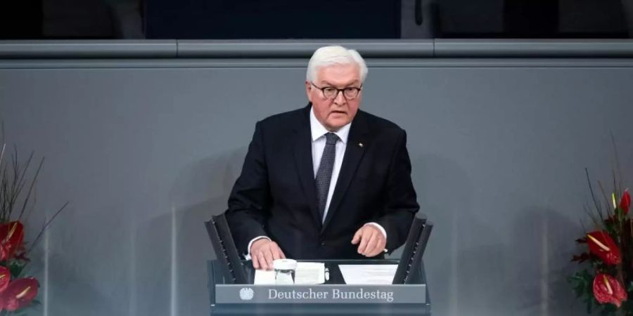 Bundespräsident Frank-Walter Steinmeier spricht bei der zentralen Gedenkstunde zum Volkstrauertag des Volksbundes Deutsche Kriegsgräberfürsorge im Deutschen Bundestag. Foto: Bernd von Jutrczenka/dpa