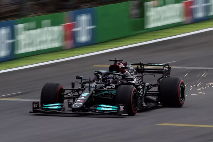 Lewis Hamilton (Mercedes) mit geöffnetem DRS am Heckflügel beim Qualifying zum Brasilien-GP der Formel 1. Hamilton Mercedes Formel 1