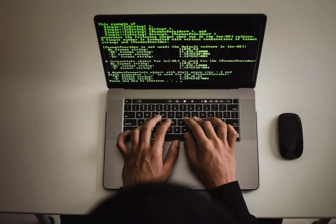 Eine Person arbeitet an einem Laptop. Laptop