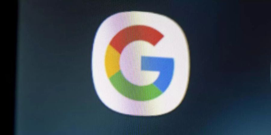 Auf dem Bildschirm eines Smartphones sieht man das Logo der Google-App. Foto: Fabian Sommer/dpa