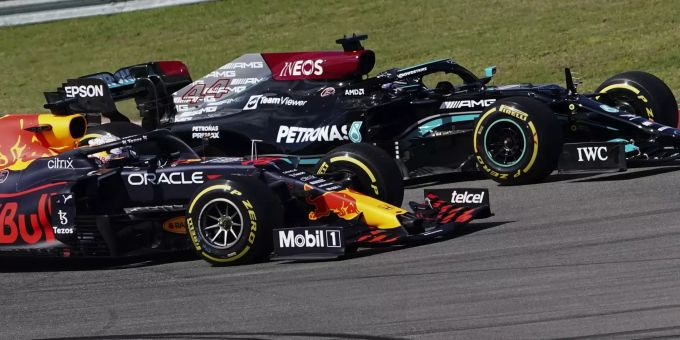 Max Verstappen (Red Bull Racing) im Zweikampf mit Lewis Hamilton (Mercedes) beim US-Grand-Prix der Formel 1. Mercedes Formel 1 Hamilton