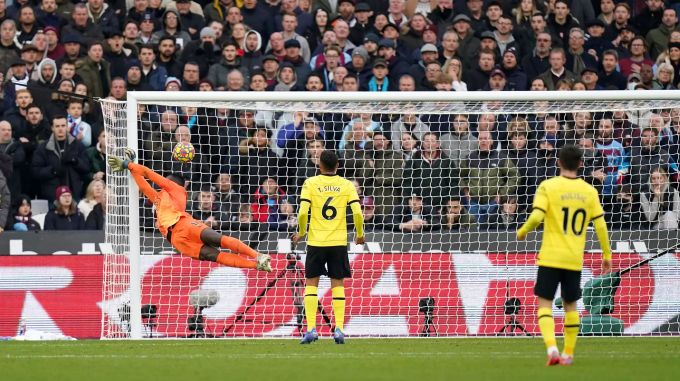 In der 87. Minute lässt sich Chelsea-Hüter Mendy von Arthur Masuaku düpieren. FC Chelsea