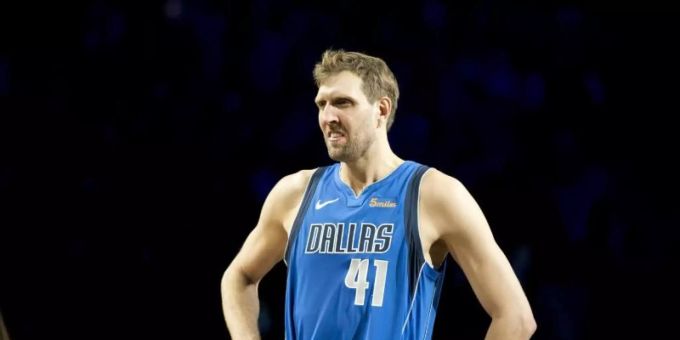 Dirk Nowitzki bei seinem letzten Heimspiel in Dallas. Foto: Philipp Hülsmann/dpa Dirk Nowitzki bei seinem letzten Heimspiel in Dallas. Foto: Philipp Hülsmann/dpa
