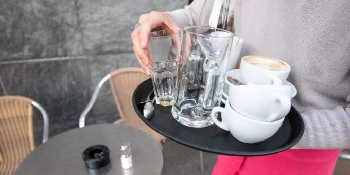 Ein Kellner räumt einen Tisch in einem Restaurant ab. Ob Minijobber auf Bezahlung pochen können, wenn ihre Arbeit während der Lockdownphasen in der Corona-Pandemie nicht gebraucht wurde, will das Bundesarbeitsgericht jetzt grundsätzlich klären. Foto: Sebastian Gollnow/dpa Ein Kellner räumt einen Tisch in einem Restaurant ab. Ob Minijobber auf Bezahlung pochen können, wenn ihre Arbeit während der Lockdownphasen in der Corona-Pandemie nicht gebraucht wurde, will das Bundesarbeitsgericht jetzt grundsätzlich klären. Foto: Sebastian Gollnow/dpa