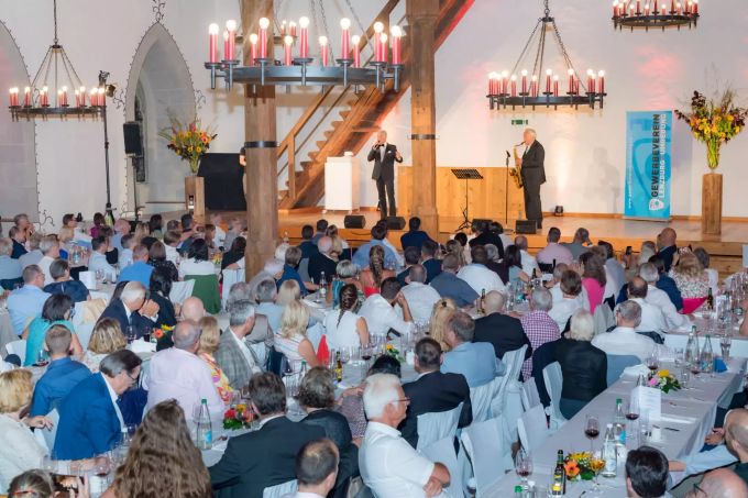 Im September 2021 feierte der Gewerbeverein Lenzburg & Umgebung mit seinen Mitglieder das 125-Jahr-Jubiläum auf dem Schloss Lenzburg. Für die Unterhaltung an diesem Abend sorgten Pepe Lienha Gewerbeverein Lenzburg & Umgebung