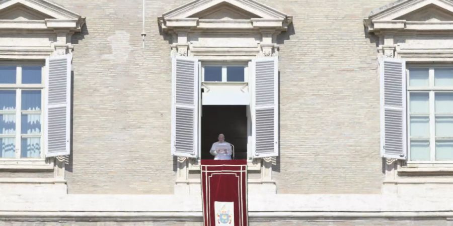 Papst Franziskus leitet von einem Fenster, das den Petersplatz überblickt, aus das sonntägliche Angelus-Gebet. Foto: Ansa/Claudio Peri/ANSA via ZUMA Press/dpa