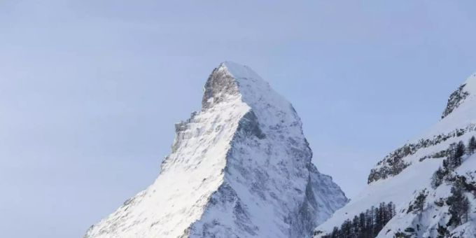 Schnee liegt auf dem Matterhorn. (Archivbild). Foto: Dominic Steinmann/KEYSTONE/dpa Schnee liegt auf dem Matterhorn. (Archivbild). Foto: Dominic Steinmann/KEYSTONE/dpa