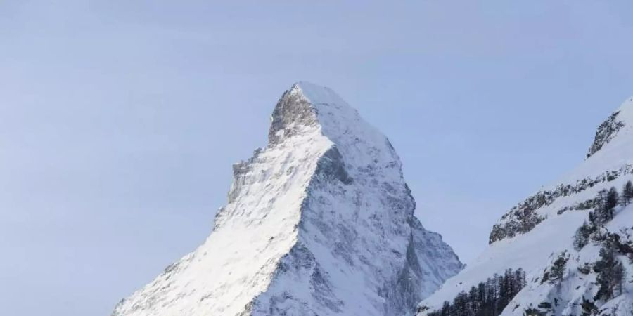 Schnee liegt auf dem Matterhorn. (Archivbild). Foto: Dominic Steinmann/KEYSTONE/dpa