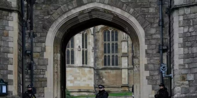 Polizisten bewachen das Tor von Schloss Windsor am ersten Weihnachtstag. Foto: Alastair Grant/AP/dpa Polizisten bewachen das Tor von Schloss Windsor am ersten Weihnachtstag. Foto: Alastair Grant/AP/dpa