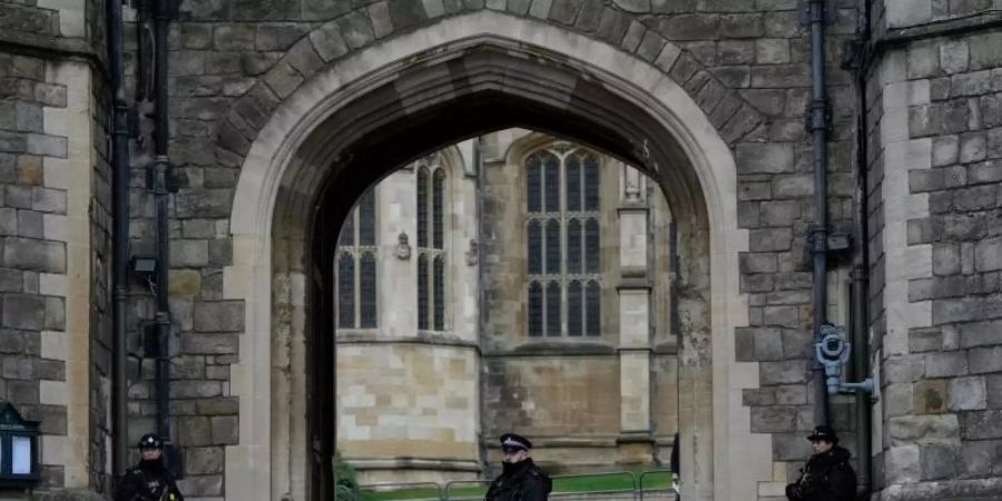 Polizisten bewachen das Tor von Schloss Windsor am ersten Weihnachtstag. Foto: Alastair Grant/AP/dpa