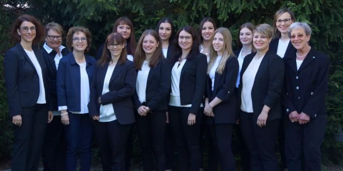 Claudia Meier-Uffer (links) und ihr Team der «Apotheke in Gossau» beraten Sie gerne. Team Apotheke in Gossau