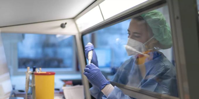 Die Zahl der bestätigten und dem BAG gemeldeten Coronavirus-Ansteckungen steigt laufend an. (Archivbild) Die Zahl der bestätigten und dem BAG gemeldeten Coronavirus-Ansteckungen steigt laufend an. (Archivbild)