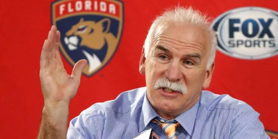 Joel Quenneville, Cheftrainer der Florida Panthers und ehemaliger Coach der Chicago Blackhawks, trat zurück. Foto: Charles Rex Arbogast/AP/dpa