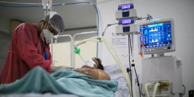 Ein Patient mit dem Coronavirus auf der Intensivstation. Krankenhaus
