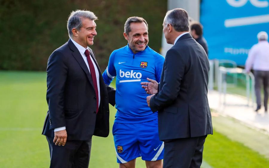 Interimistisch übernimmt der bisherige Trainer der B-Mannschaft, Sergi Barjuan.