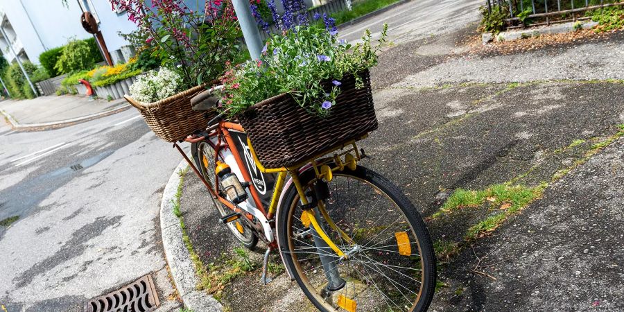 Ein mit Blumen geschmücktes Velo in Nidau.