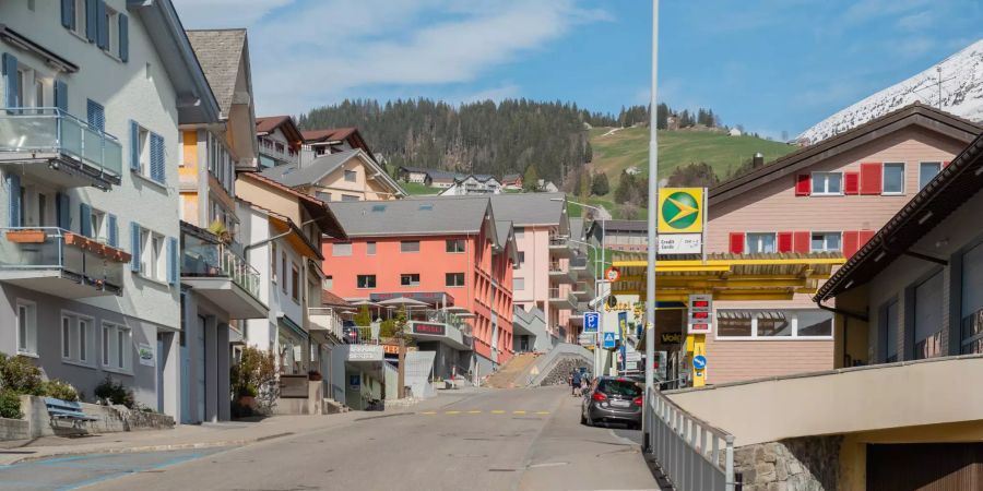 Dorfstrasse beim Gemeindehaus in Amden im Kanton St. Gallen.