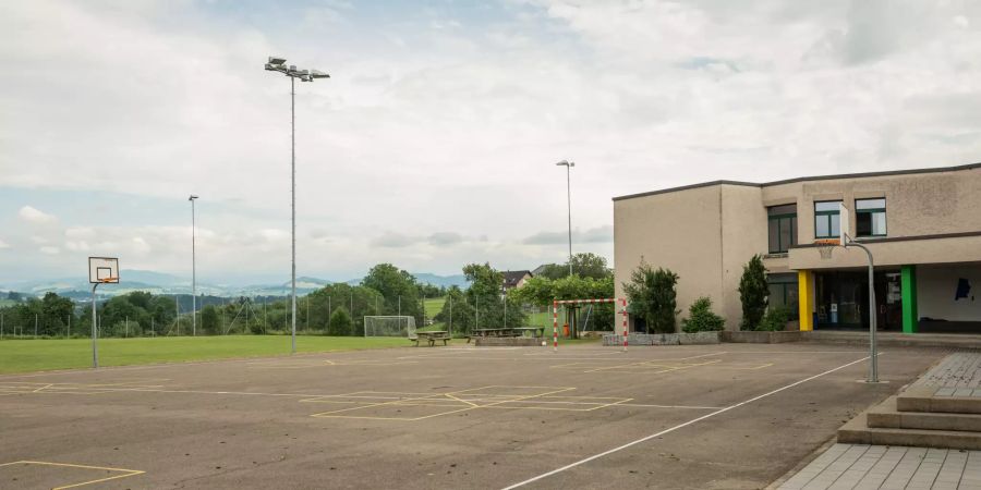 Das Schulhaus in Niederhelfenschwil.