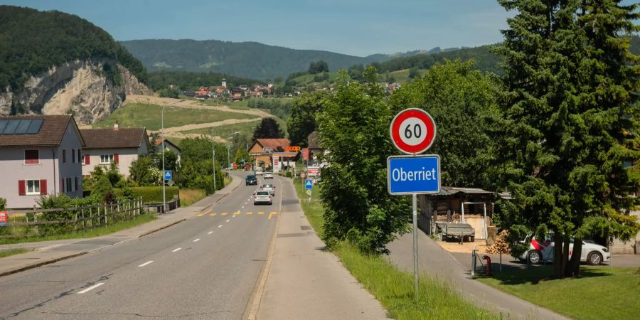 Die Ortseinfahrt Rheinstrasse in Oberriet im Rheintal Kanton St. Gallen.