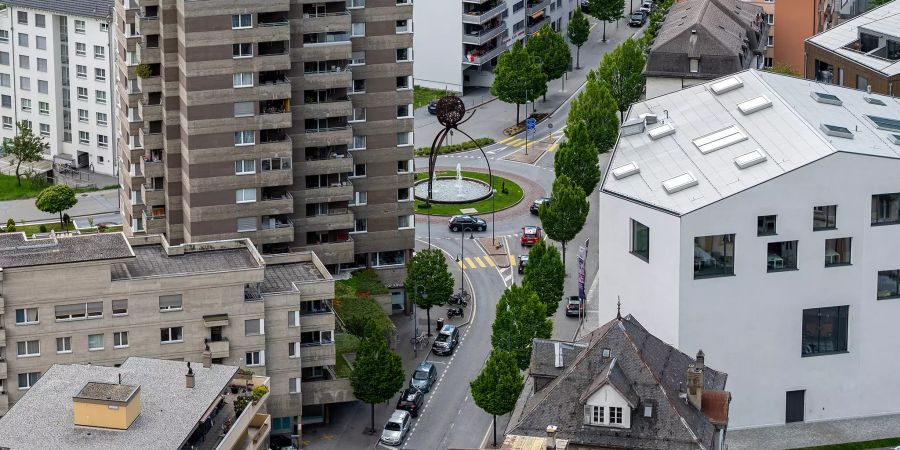 Blick auf Naters und auf den Kreisel an der Bahnhofstrasse und Furkastrasse. Rechts das World Nature Forum im weissen Gebäude.