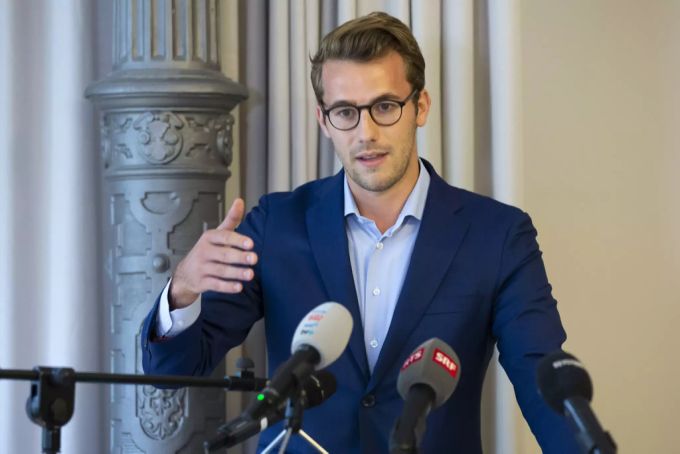 Andri Silberschmidt, FDP-ZH, spricht bei der Bekanntgabe der Kandidatur von Ständerat Thierry Burkart (nicht im Bild) für das Präsidium der FDP Schweiz, am 16. August 2021 in Bern. FDP Andri Silberschmidt